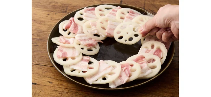 れんこんと豚バラを重ねてレンジで蒸すだけ!
