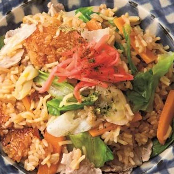 野菜たっぷり！炊飯器でご飯も麺も一緒に作る「炊き込みそばめし」