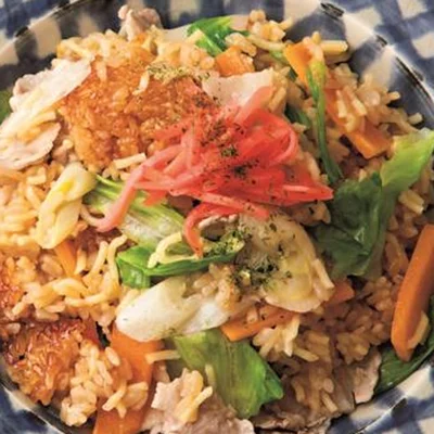 野菜たっぷり！炊飯器でご飯も麺も一緒に作る「炊き込みそばめし」