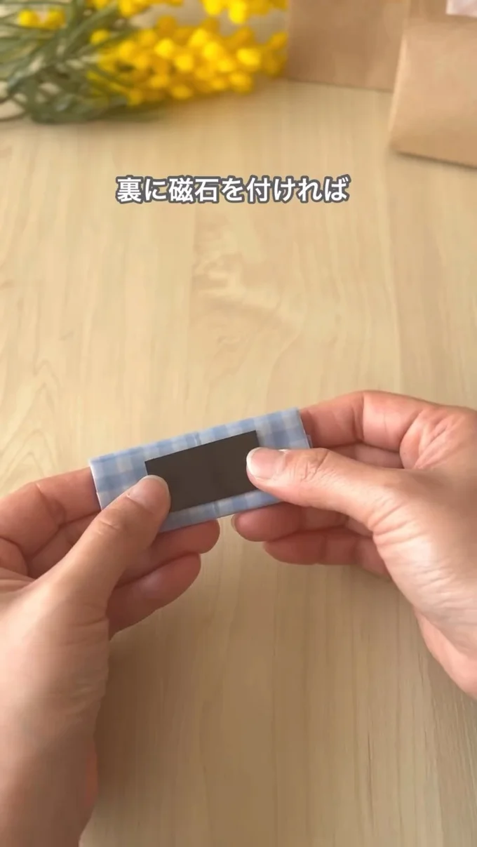 ペーパークリップの裏に磁石を貼る▶冷蔵庫に貼って…(⇒次へ)