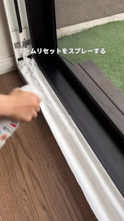 スプレー洗剤をかける▶ペーパーが浮いてしまったら…（⇒次へ）