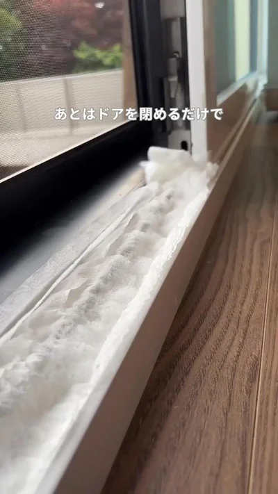 指で押し付けて密着させる▶ドアを閉めてトイレットペーパーを取り除けば…（⇒次へ）