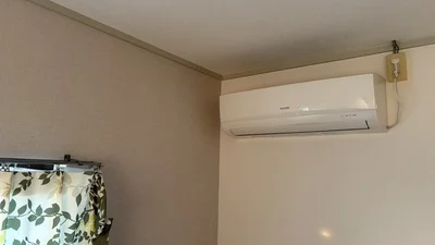 猫の重みでエアコンが落ちてきたことがある人もいるらしいので、飼い主さんは「対策しないと」と語ります▶可愛い3匹の猫と暮らしています（⇒次へ）
