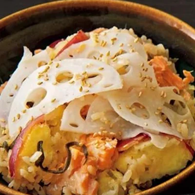 秋に食べたい！塩昆布とバターで味わい深い「鮭とさつまいもの炊き込みご飯」