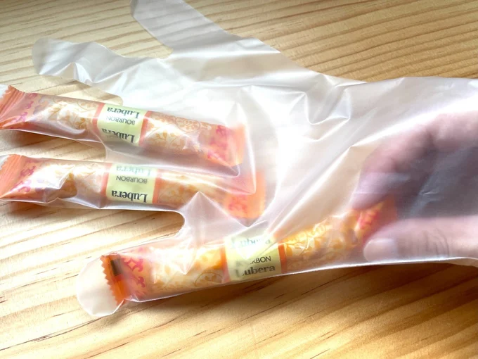 指部分にはスティック状のお菓子を詰めて…(▶次へ)