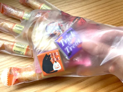 手のひら部分もバランスを見ながらお菓子を詰めます（▶次へ）