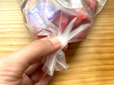 手首部分を5cmほど残したら…（▶次へ）
