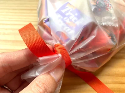 好きな色のリボンで結びます（▶次へ）