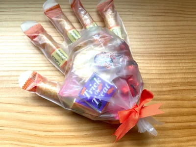 ハロウィン仕様のお菓子の詰め合わせが完成！（▶もっとリアルな手にするには…）