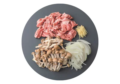 炊き込む具(豚こま切れ肉、玉ねぎ、しめじ、しょうが)…さらに後入れする具はこちら！(▶︎次へ)