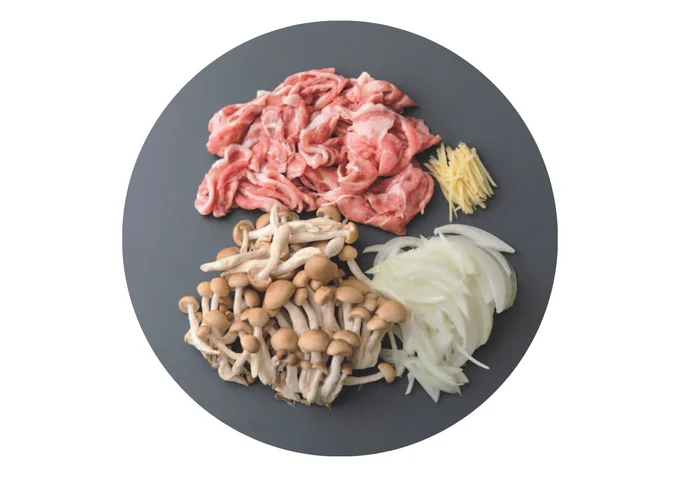 炊き込む具(豚こま切れ肉、玉ねぎ、しめじ、しょうが)…さらに後入れする具はこちら!(▶︎次へ)