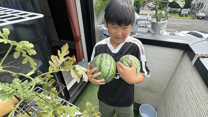 両手に抱えて嬉しそうですね▶お子様のお顔よりも大きなスイカ(⇒次へ)