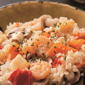 にんじんの皮をむいたらドーンと炊飯器へ！「まるごとにんじんのシーフードピラフ」