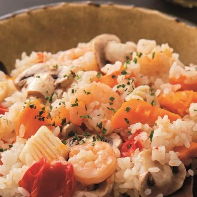 にんじんの皮をむいたらドーンと炊飯器へ！「まるごとにんじんのシーフードピラフ」