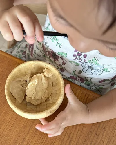 おやつを食べる娘さん▶アイスは何味？（⇒次へ）