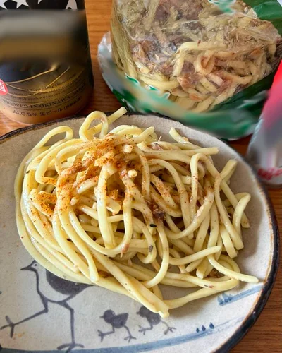 大人は七味をかけて完成！▶何を見るのも真剣！（⇒次へ）