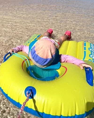 海を満喫する娘さん▶遊びも食べるのも元気いっぱい！（⇒次へ）