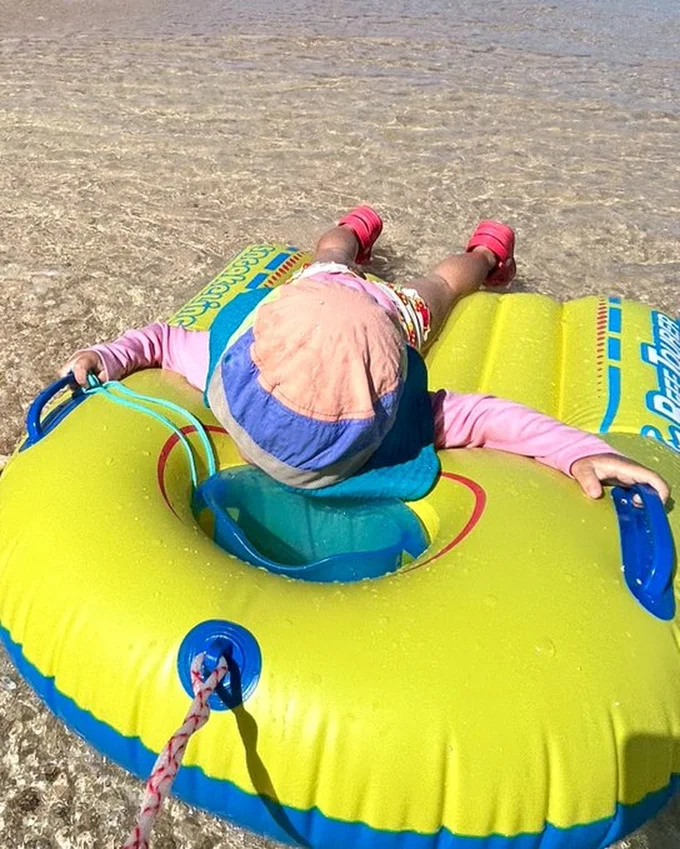 海を満喫する娘さん▶遊びも食べるのも元気いっぱい!(⇒次へ)