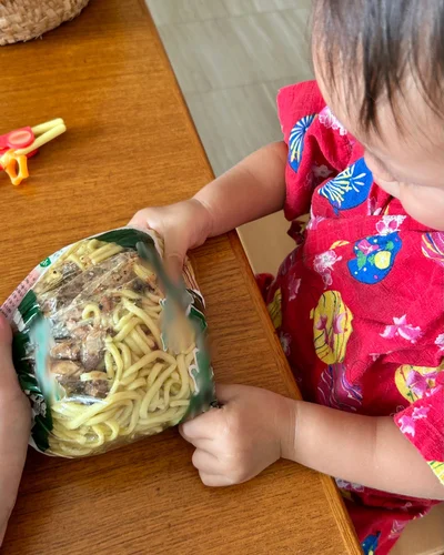 郷土料理「からそば」をもみもみする娘さん▶おいしそうにできました！（⇒次へ）