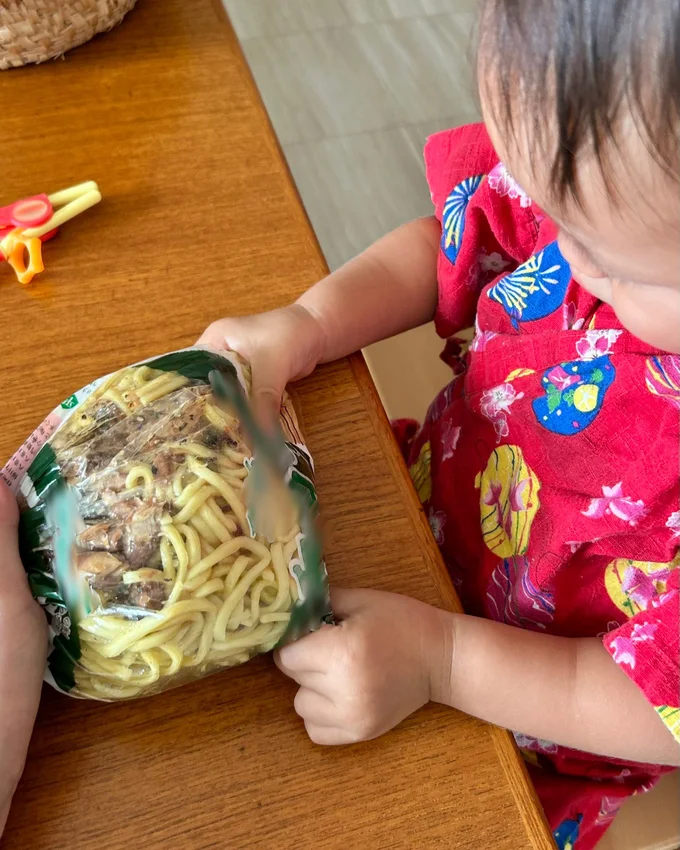 郷土料理「からそば」をもみもみする娘さん▶おいしそうにできました！（⇒次へ）