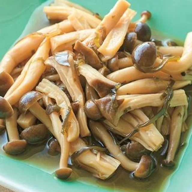 塩昆布を乗せてチンするだけ！旨みが広がる「きのこの塩昆布煮」