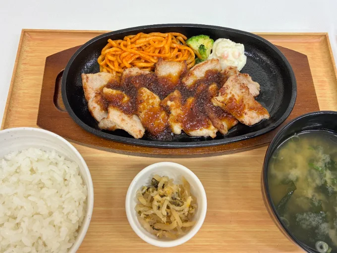 信州産ワインをブレンドした和風ソースが美味しい「国産ポークカットステーキ定食（和風ソース）」（税込1,230円）