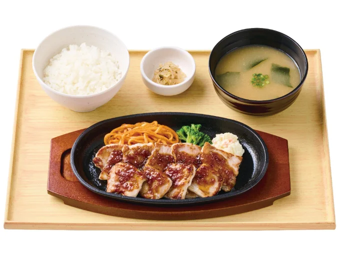 熱々の鉄板で楽しむ「国産ポークカットステーキ定食」
