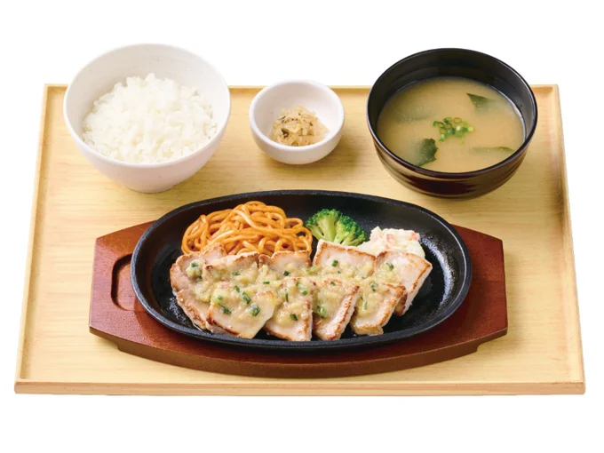 ねぎやごま油の風味が食欲をそそる「国産ポークカットステーキ定食（ねぎ塩だれ）」