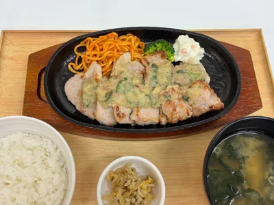 白ねぎと青ねぎをたっぷり使った「国産ポークカットステーキ定食（ねぎ塩だれ）」