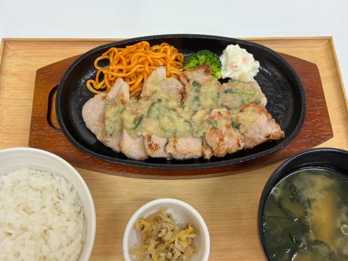 白ねぎと青ねぎをたっぷり使った「国産ポークカットステーキ定食(ねぎ塩だれ)」