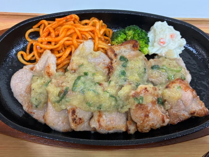 ねぎやごま油の風味を楽しみたい方におすすめ「国産ポークカットステーキ定食(ねぎ塩だれ)」