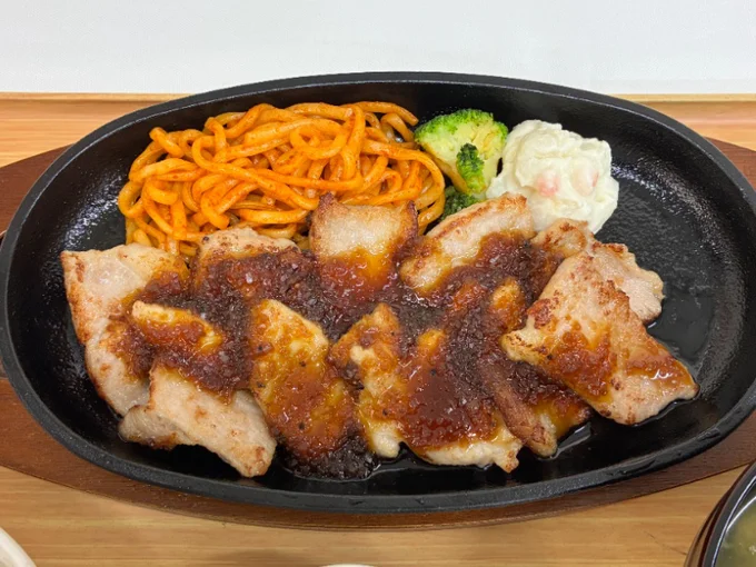 ジュージューと焼ける音とともに、食欲をそそる香りが広がる