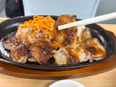 熱々のお肉を夢中で頬張り、気づけばあっという間に完食！