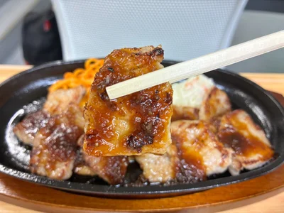 脂っこさを気にせず食べやすいのに、満足感もしっかり「国産ポークカットステーキ定食（和風ソース）」
