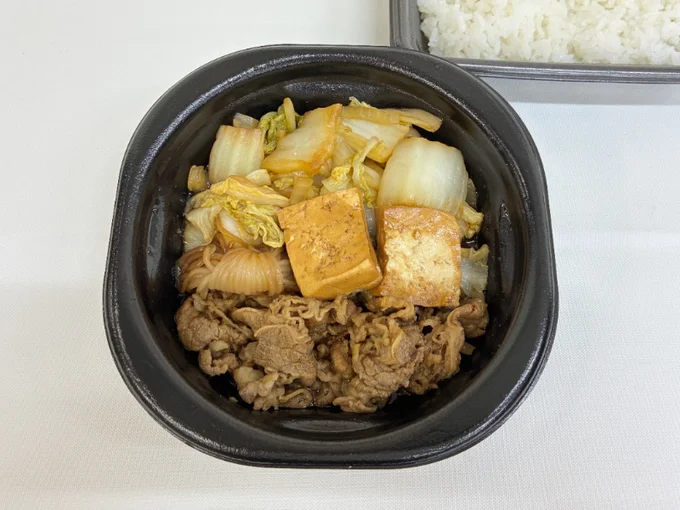 ひと口食べると、牛肉のうまみと甘辛いたれのコクが口いっぱいに広がる「牛すき焼き弁当」