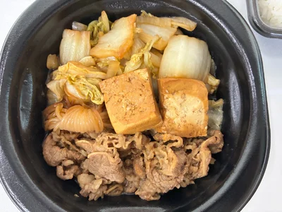 牛肉は柔らかく、たれの味がしっかり感じられる「牛すき焼き弁当」