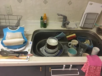 【写真】右がコップ類、真ん中に汚れが重い順に重ねたお皿、左に子どもの食器とお箸類と分けてみました