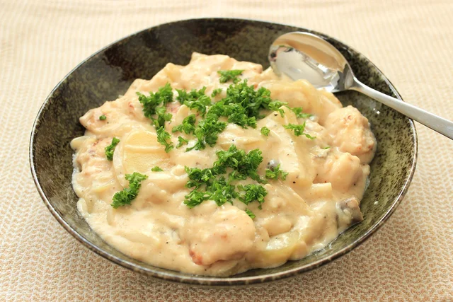 クリーミーさ＆にんにくの組み合わせが秋冬にぴったり！「鶏むね肉とじゃが芋のシュクメルリ風」