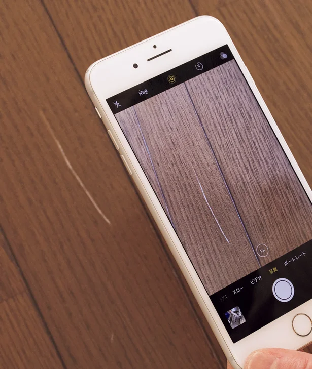 【写真を見る】キズのついた床の写真を撮り、売り場に持参するのが、失敗しない補修材選びのコツ