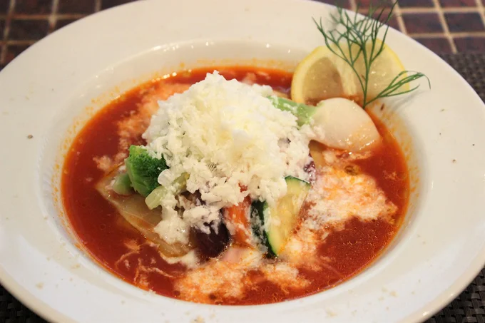 ボルシチスープで煮込んだ農家野菜とプレミアムポークのシュー・ファルシー ~サワークリームに仕立てた氷のコンソメ飾り~