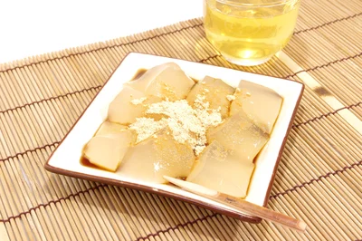 意外に知らない!? 山菜の“わらび”と和菓子の“ワラビ餅”の関係