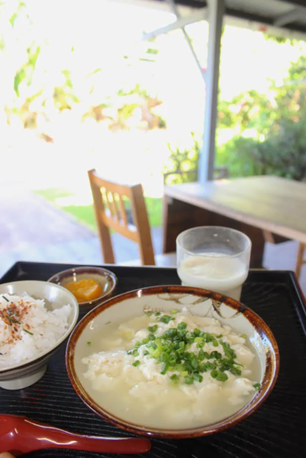ゆし豆腐は、そのまま食べるほか、沖縄そばやみそ汁に入れて食べることも