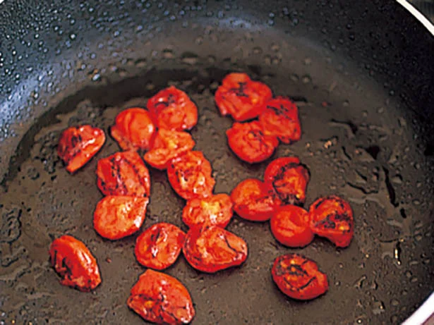 種を除いたトマトをしっかり炒めて