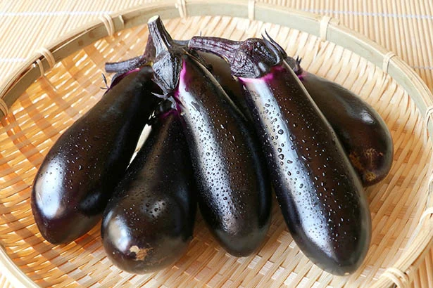 低温に弱いので、2~3日なら常温で。それ以上長く保存するときは、冷蔵庫の野菜室で、水分が蒸発しないよう、ポリ袋に入れて保存しましょう