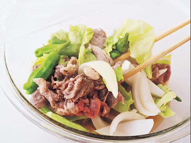 電子レンジの加熱では、まんべんなく火が通るように、いったん取り出して全体を混ぜ合わせる