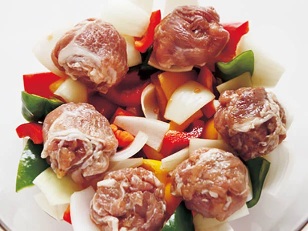 丸めた豚こまを野菜にのせてレンジ加熱。肉の脂で、油いらず