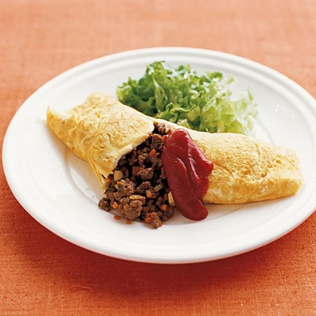 たっぷりひき肉で食べごたえじゅうぶん！「ひき肉のボリュームオムレツ」