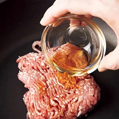  【関連画像】ひき肉は下味をつけることで、キムチの味がよくなじむ