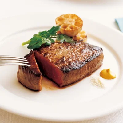 冷蔵庫から出してすぐに焼くのはNG！ とろける味の「ビーフステーキ」