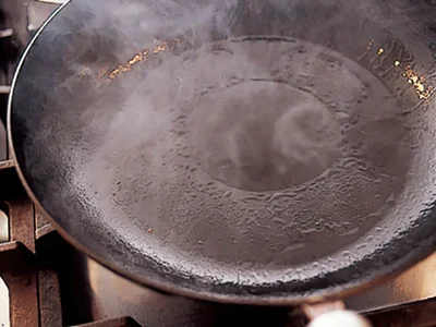 肉を焼く前には、フライパンから煙が出るまでよく熱して